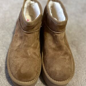 Platform rock candy Sherpa lined boots NWOT